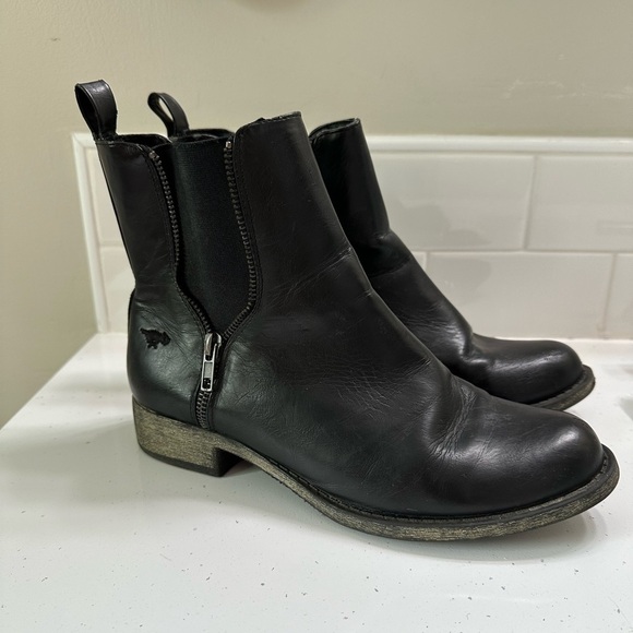 Rocket Dog Camilla Black Bromley Chelsea Boot Women’s 9 Faux Leather Comfy Shoes - Picture 1 of 9